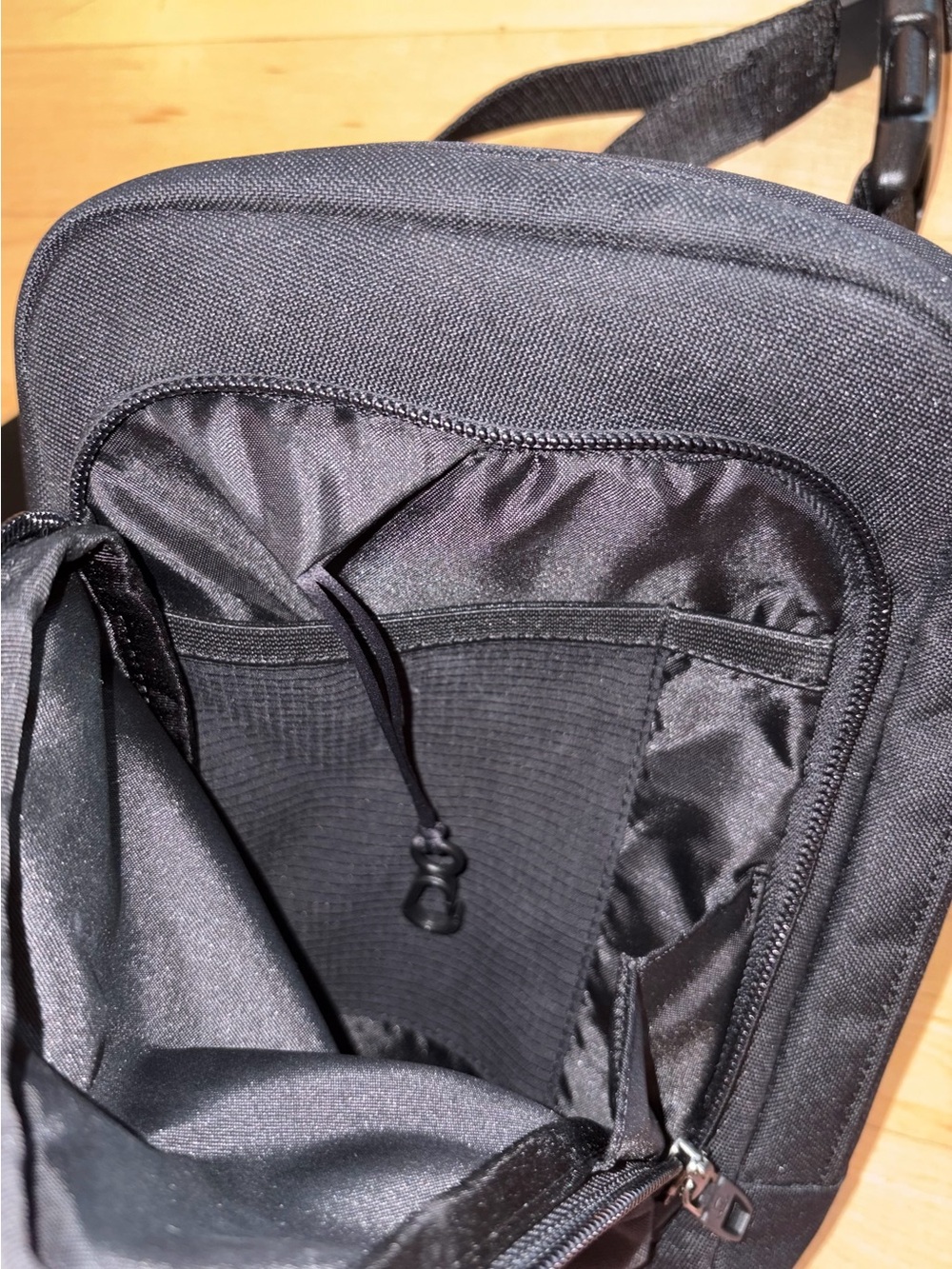 black Lululemon Commuter Sling Bag 3.5L - Picture 7 of 8